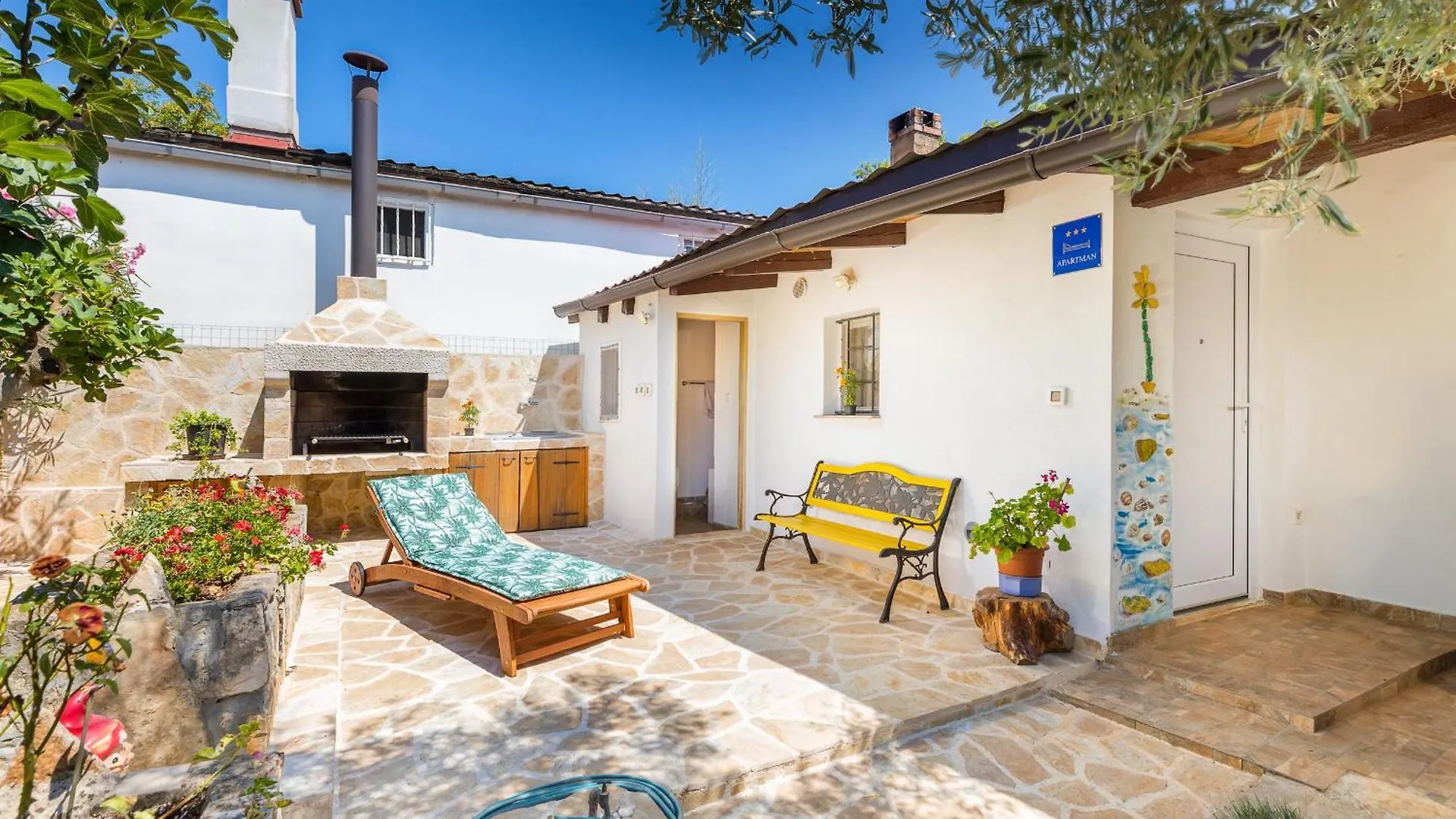 Casa De Flores - Garden Oasis 100 M From Beach, Jacuzzi, Bbq, Pets Welcome, Free Parking Peroj Appartamento