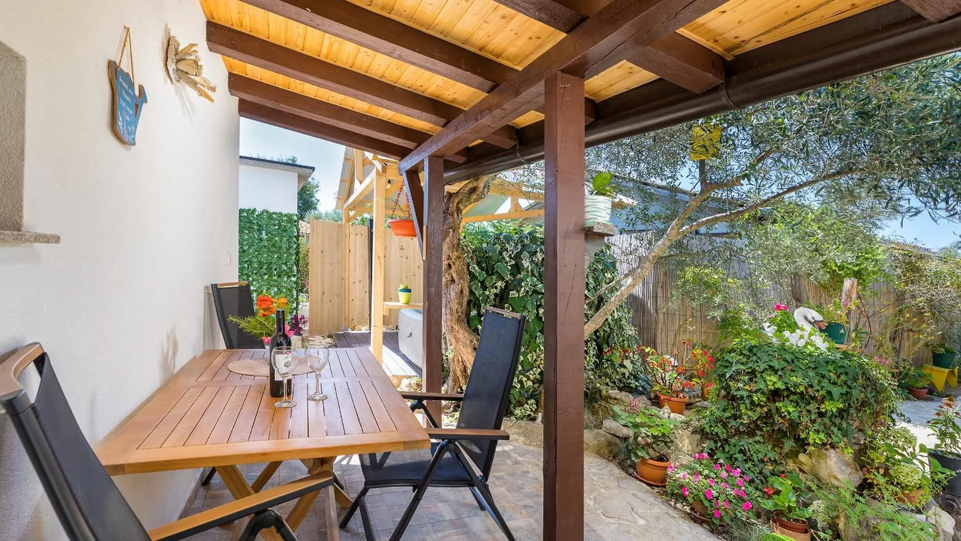 Casa De Flores - Garden Oasis 100 M From Beach, Jacuzzi, Bbq, Pets Welcome, Free Parking Peroj Appartamento