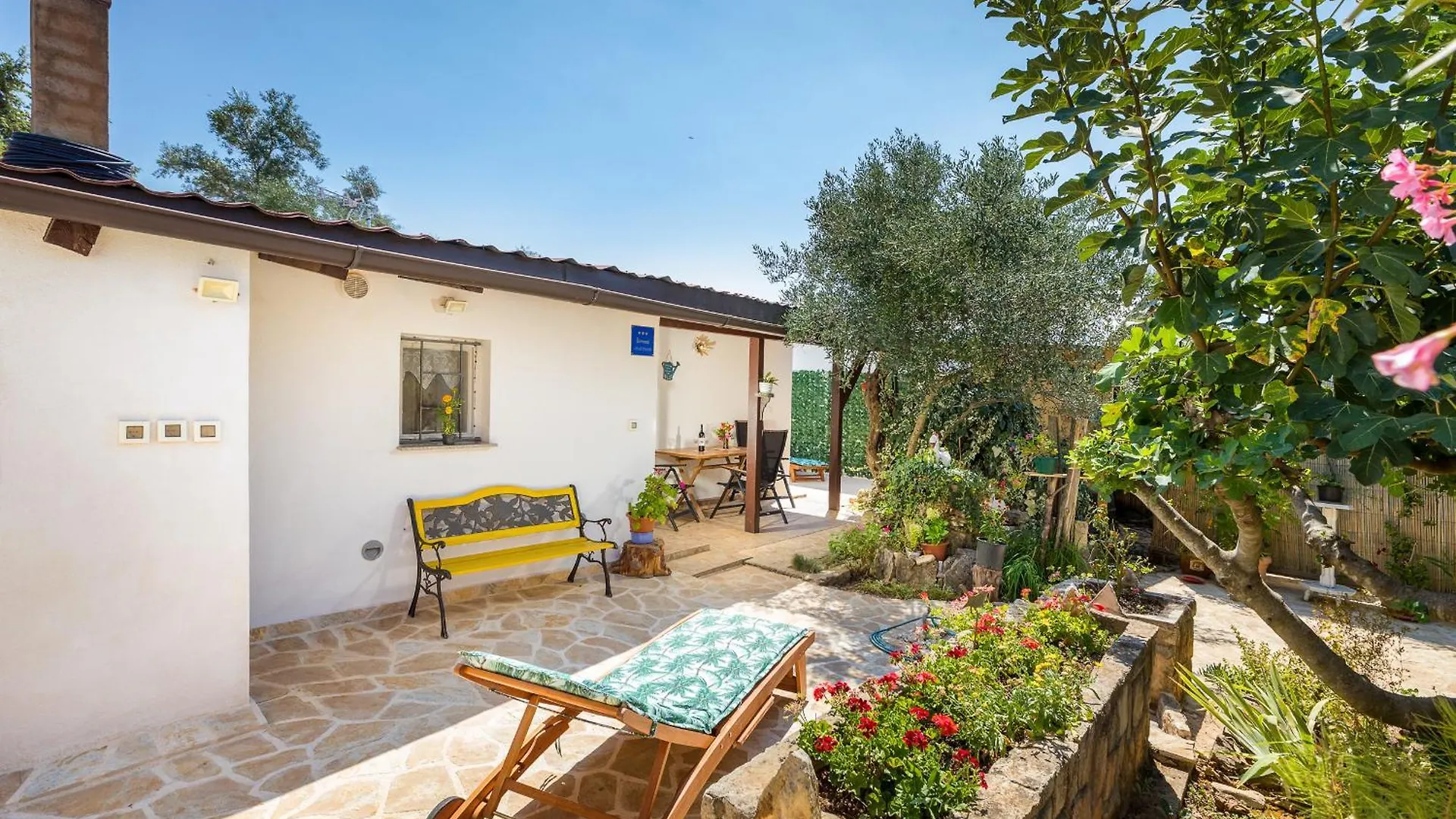 Casa De Flores - Garden Oasis 100 M From Beach, Jacuzzi, Bbq, Pets Welcome, Free Parking Peroj Croazia