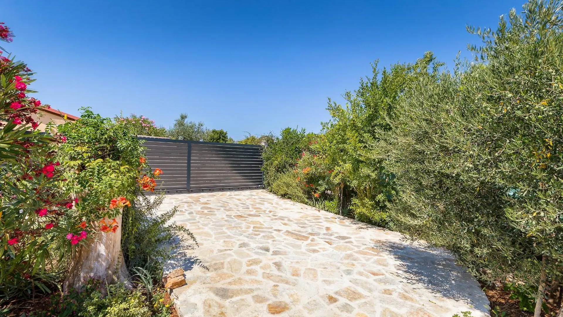 Casa De Flores - Garden Oasis 100 M From Beach, Jacuzzi, Bbq, Pets Welcome, Free Parking Peroj 0*,  Croazia