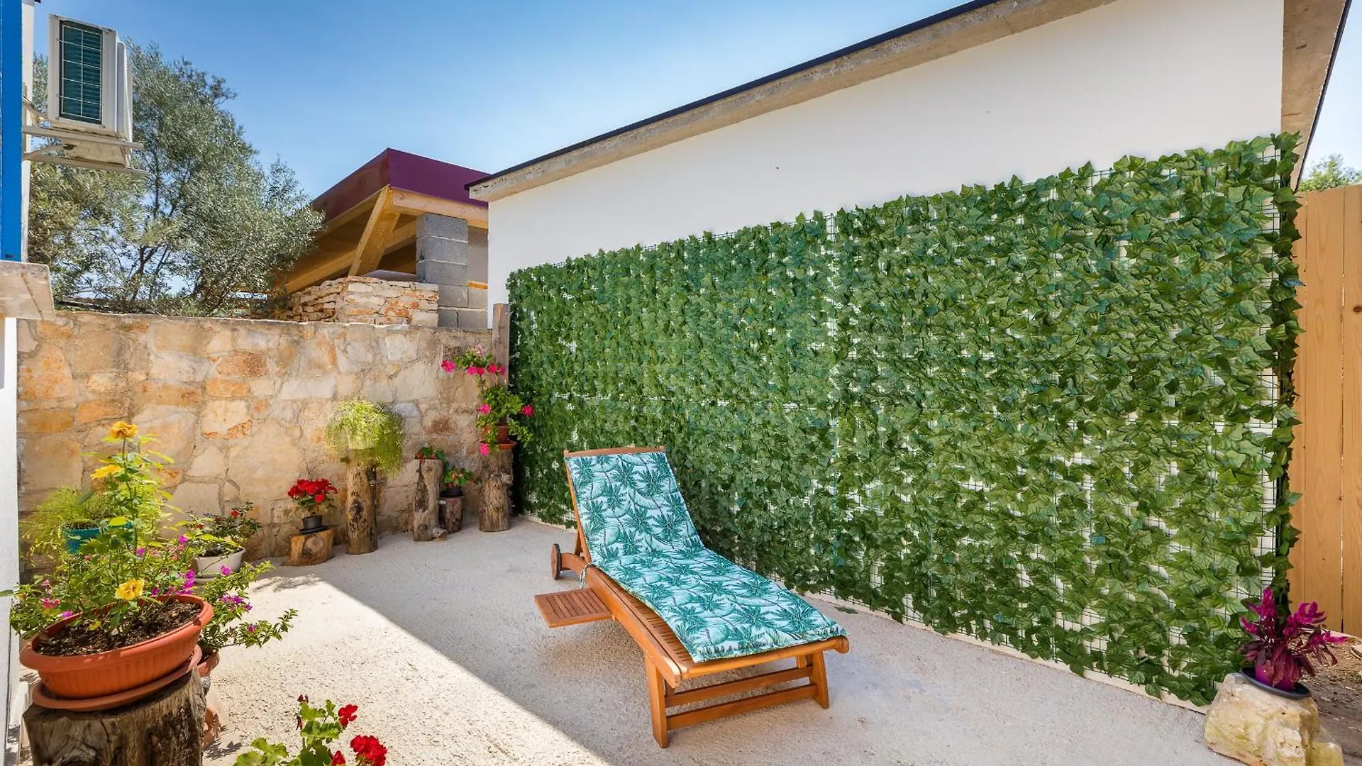 Casa De Flores - Garden Oasis 100 M From Beach, Jacuzzi, Bbq, Pets Welcome, Free Parking Peroj Appartamento